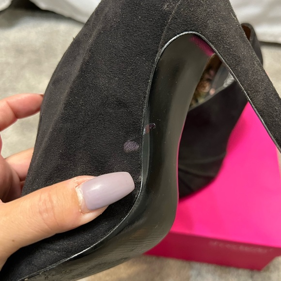 Carlos Santana peep toe suede heels - Picture 2 of 11